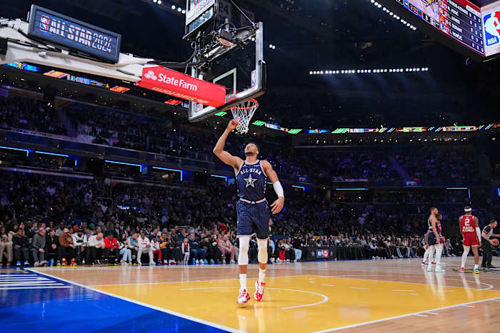 Eastern Conference forward Giannis Antetokounmpo (34) of the Milwaukee Bucks